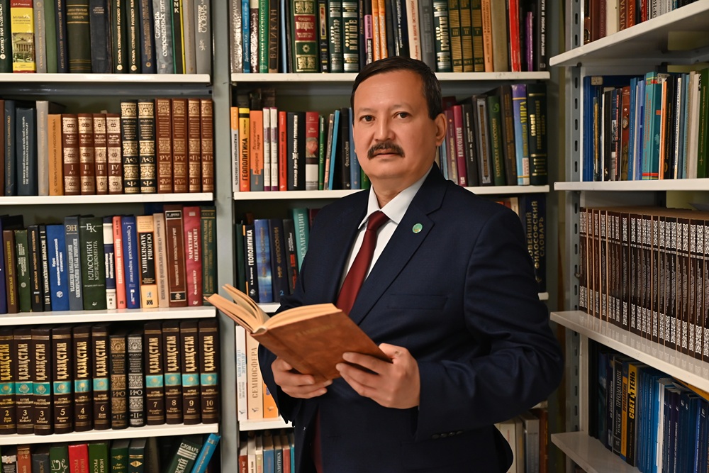 Ambassador of Japan Visits KazISS